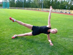 Syviä vatsa- ja selkälihaksia voi treenata esimerkiksi erilaisin pidoin.