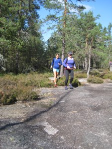 Helsinki Running Toursin reippaat oppaat testaamassa lenkkireittejä pari viikkoa sitten Nuuksiossa.