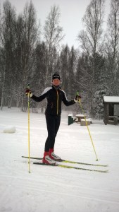 Poika 3 viikkoa ja äiti onnellisena hiihtoladulla.